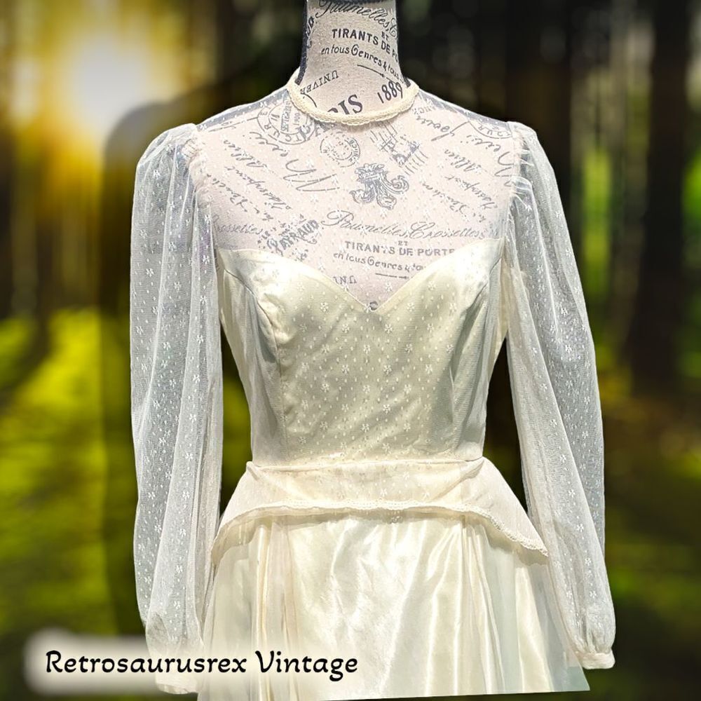 VINTAGE 1950’s Pinup Peplum Pearl Satin & Lace Wedding Gown, Medium - Picture 2 of 12
